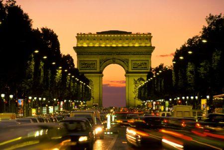 Una veduta degli Champs Elysées a Parigi (fonte: pourfemme…