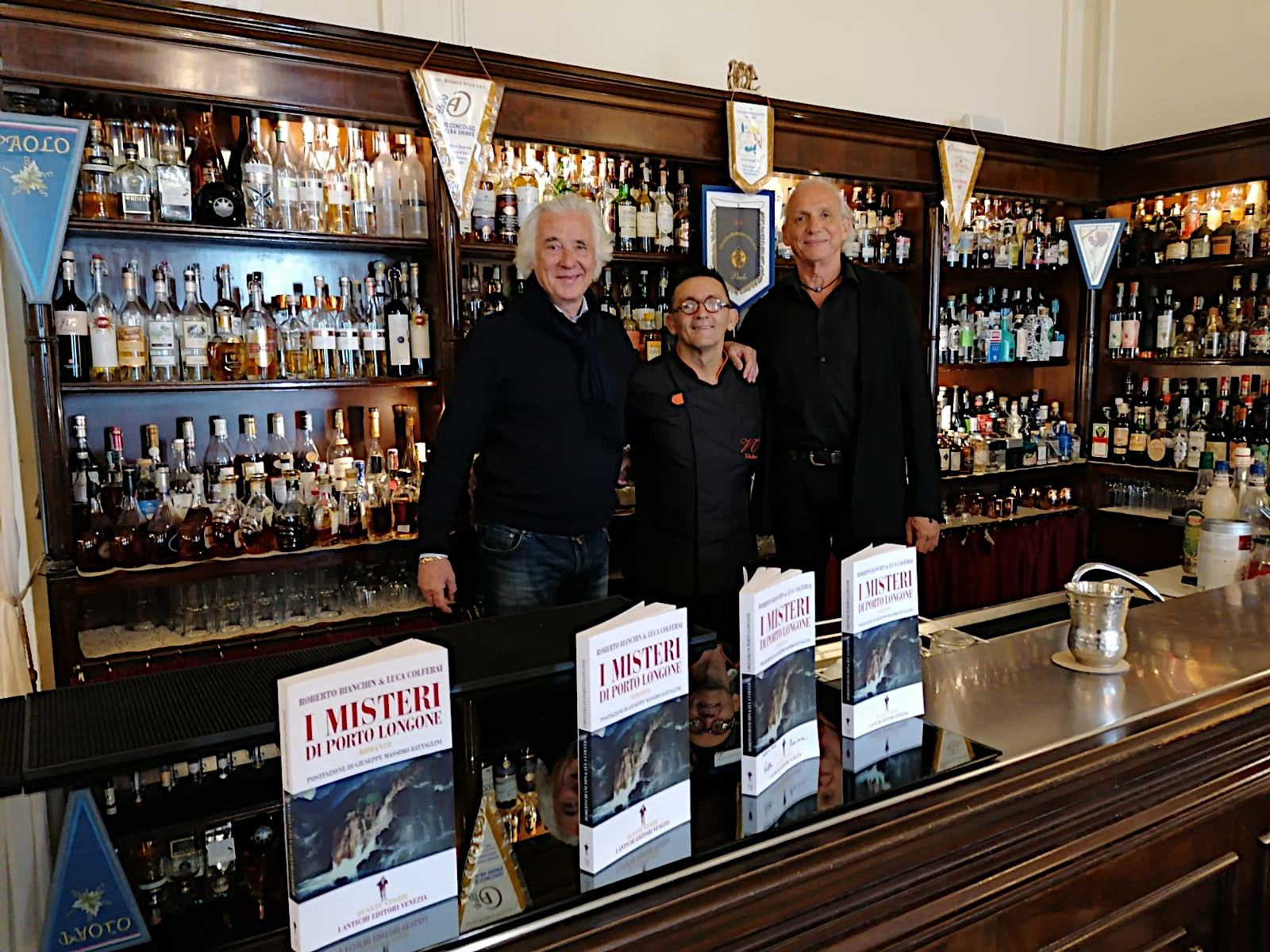 Gli autori de I Misteri di Porto Longone con Paolino Stoppa nel bar di Villa Ottone all’Isola d’Elba (foto Marni Taylor).