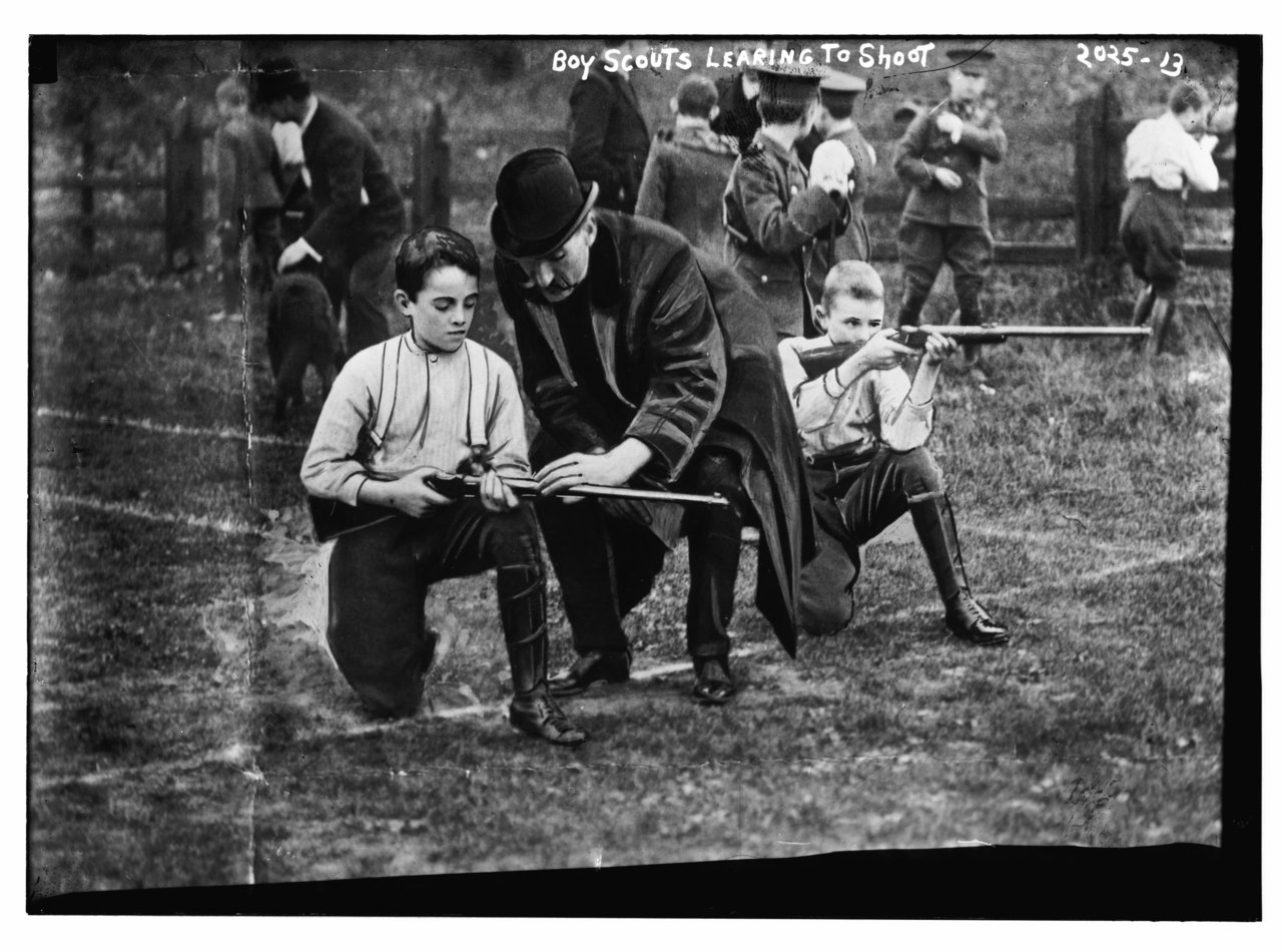 Primi del Novecento, esercitazioni di tiro per Boy Scout (fonte: loc.gov).