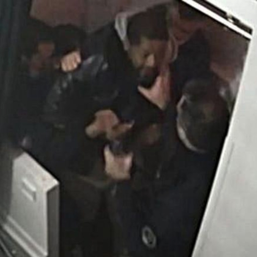 Un scena iniziale del pestaggio di Michel Zecler da parte di quattro poliziotti ripresa dalla telecamera di sicurezza (Copyright  Michel Zecler / GS Group / AFP).