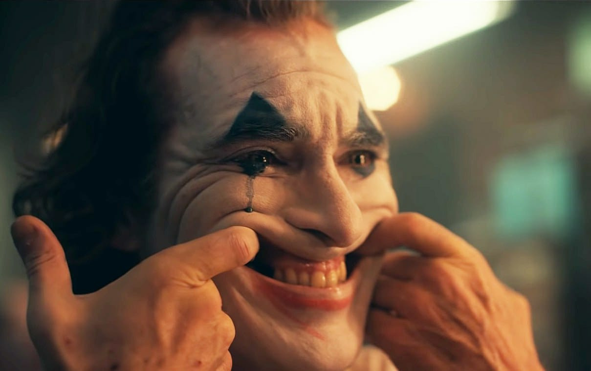 una lacrima amara solca il volto di Arthur Fleck (Joaquim Phoenix) appena prima di diventare il Joker.