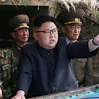 Kim Jong-un e alcuni generali nordcoreani.