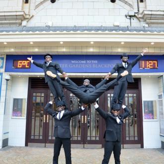 Black Blues Brothers davanti al teatro della Royal Variety Performance (fonte: circoedintorni.it).