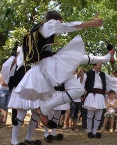 Danzatori di sirtaki (fonte: www.pinterest.com).