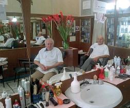 Il barbiere Lieto (a destra) con il suo socio Pietro, nella…