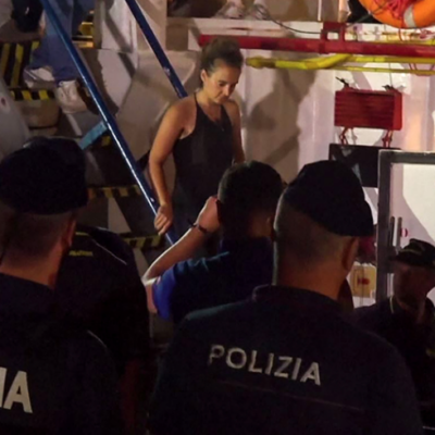 Carola Rackete al momento dell'arresto (fonte: retenews24…