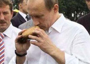 Vladimir Putin annusa sospettoso un panino (fonte: Blitz…