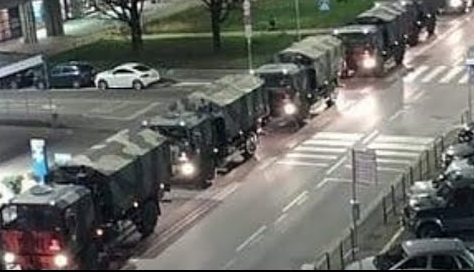 I camion militari a Bergamo con le bare dei morti per…