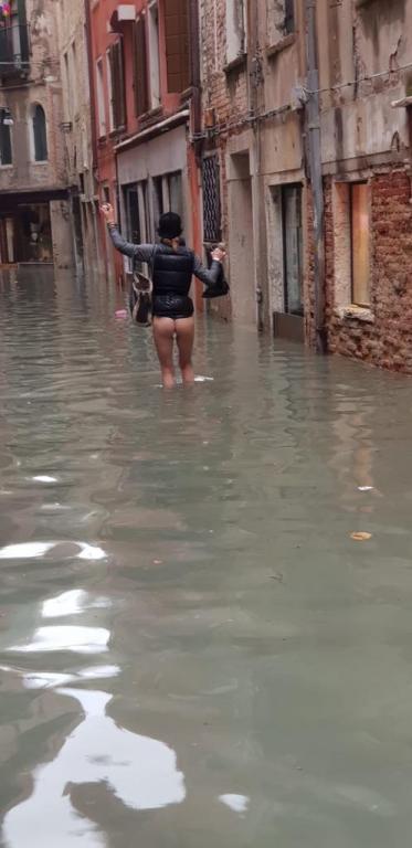 Per non bagnarsi scarpe e pantaloni, a Venezia ci si…