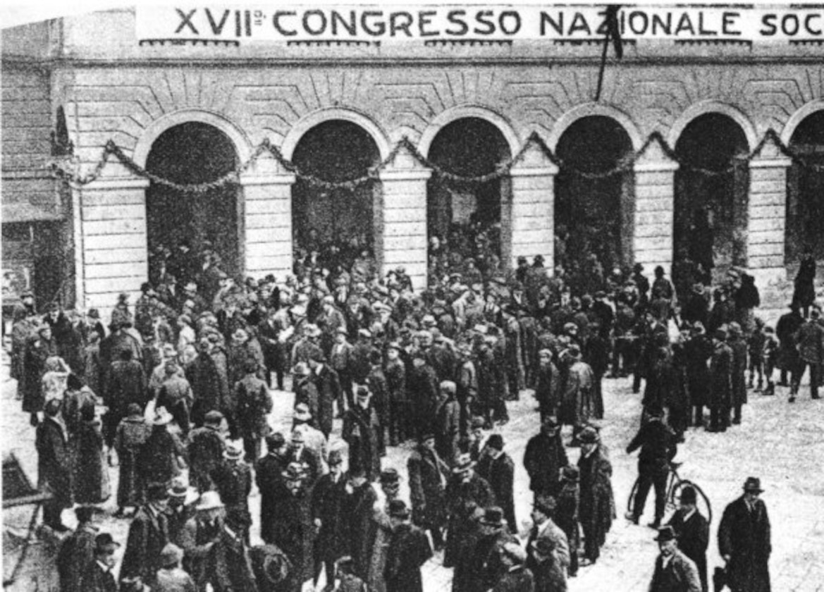 15 gennaio 1921, inaugurazione del XVII Congresso del Partito Socialista Italiano, delegati davanti il Teatro Goldoni di Livorno (fonte: it.wikipedia.org).
