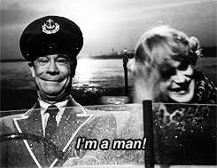 Joe E. Brown a Jack Lemmon nella scena finale di A qualcuno piace caldo, regia di Billy Wilder 1959; fonte: gifer.com).