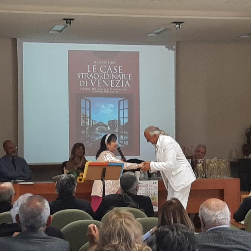 Luca Colferai ritira il Premio "Cristina Campo" dalle mani della Presidente Angioletta Masiero