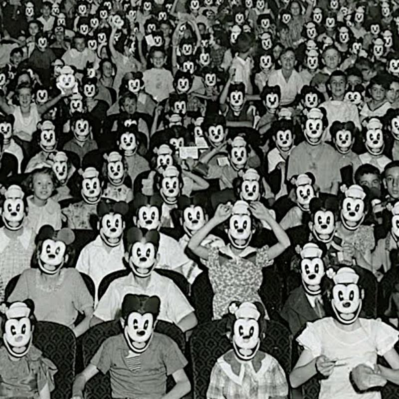 La prima riunione del Mickey Mouse Fan Club (4 gennaio 1930, Fox Dome Theater, Ocean Park, California USA; dettaglio, fonte: theenchantedmanor.com).