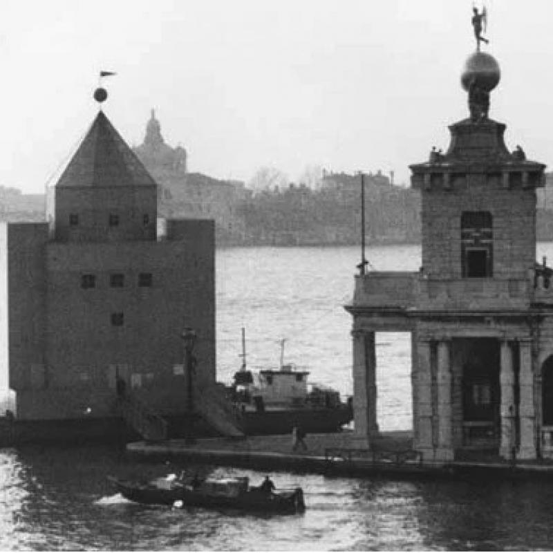 Il Teatro del Mondo di Aldo Rossi alla Punta della Dogana, 1980.