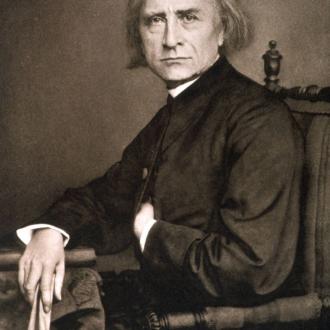 Franz Liszt nel giugno 1867 (foto di Franz Hanfstaengl  pittore, litografo e fotografo tedesco, 1804–1877).